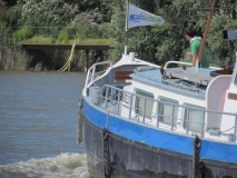 Vakantieschip Ibis varend op de Schelde op 12 augustus 2012